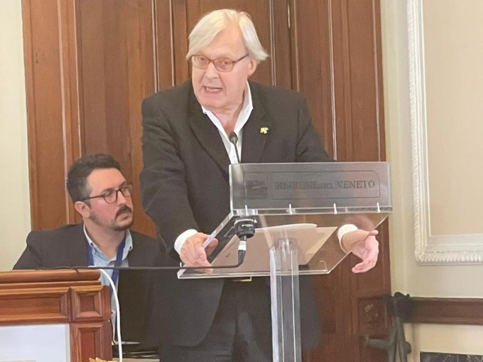 I Lions ospitano Sgarbi per una lezione magistrale