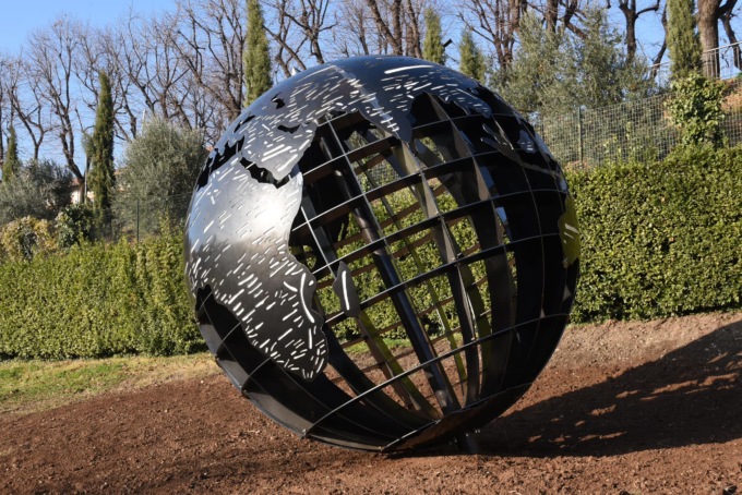 “Mondo d’acciaio”, l’opera di Emilio Isgrò da domani al Parco delle Sculture del Viridarium