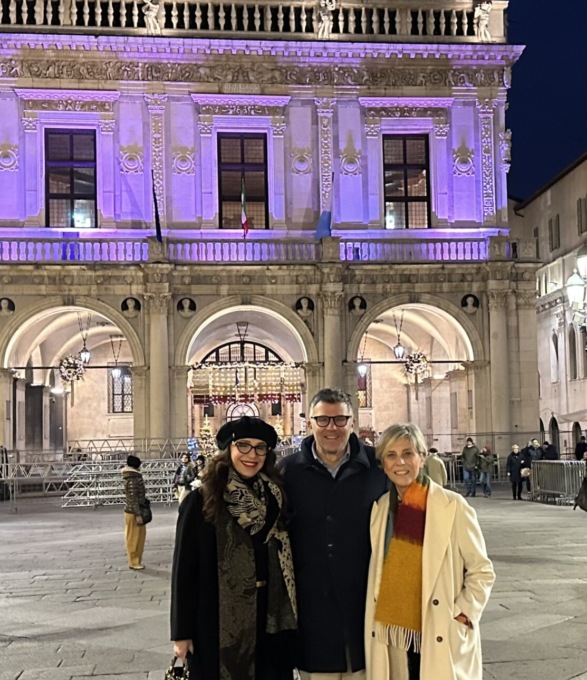 Giro d’Italia: l’incontro tra la sindaca Castelletti e l’assessora regionale Mazzali davanti a Palazzo Loggia