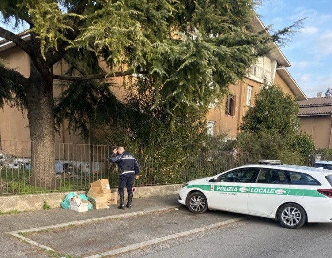 Rifiuti abbandonati: identificato l’autore del gesto incivile