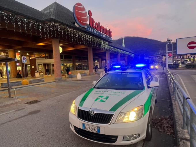 Bambina di tre anni smarrita al centro commerciale, stava per attraversare la strada principale