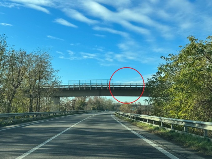 Sassi lanciati dal cavalcavia: colpita auto in corsa