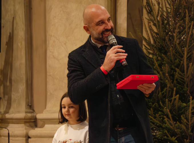 Avis Manerbio consegna la targa all'amministrazione comunale