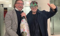 Vasco Rossi omaggiato con una bottiglia realizzata per lui...a Rovato