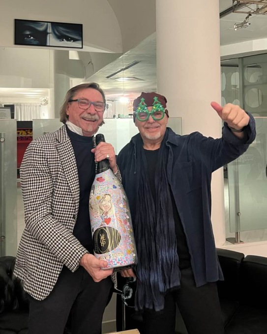 Vasco Rossi omaggiato con una bottiglia realizzata per lui…a Rovato