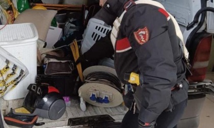 Furti, cittadino albanese arrestato nella notte: nella fuga si schianta con il furgone contro un muro