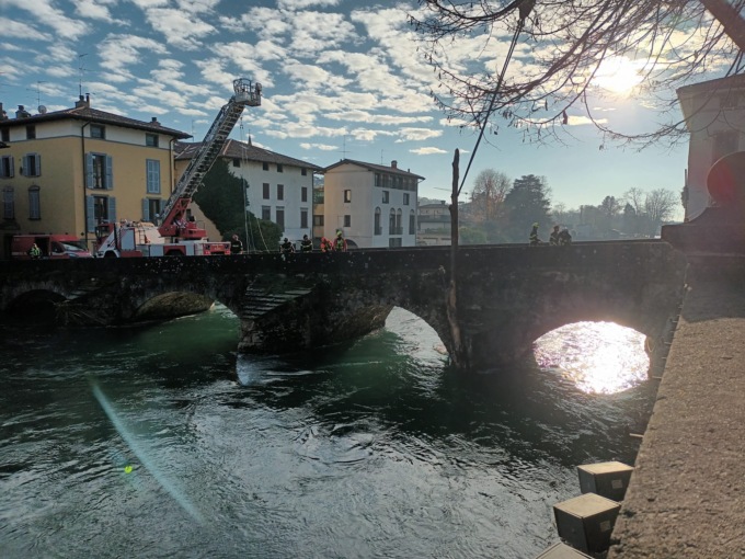 Due grossi tronchi incastrati sotto il ponte romano: intervengono i vigili del fuoco