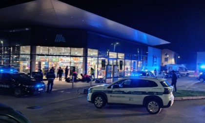 Terrore al supermercato: sorpresi a rubare, aggrediscono i commessi con cocci di vetro e taglierino