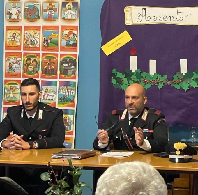 I Carabinieri incontrano gli anziani a Limone sul Garda per parlare di truffe