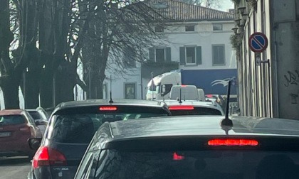 Il centro «ostaggio» di un tir, viabilità in tilt sul Lungo Oglio: "Non è un caso isolato"