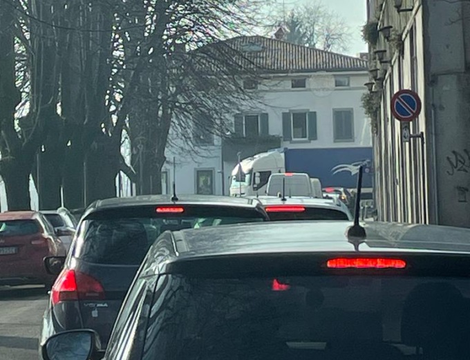 Il centro «ostaggio» di un tir, viabilità in tilt sul Lungo Oglio: “Non è un caso isolato”