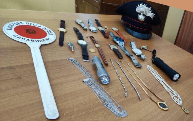 Inseguimento a 140 km orari: sull’auto orologi e gioielli rubati
