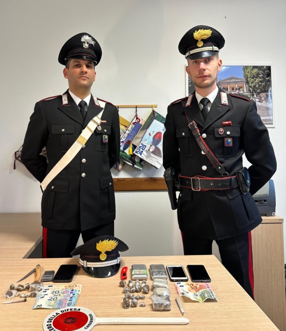 Beccati a spacciare fuori dalla scuola, arrestati due giovani