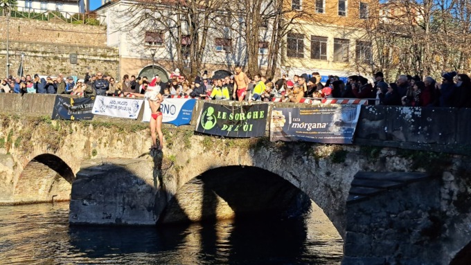 Tuffo dei Babbi nell’Oglio: nemmeno il freddo frena la solidarietà