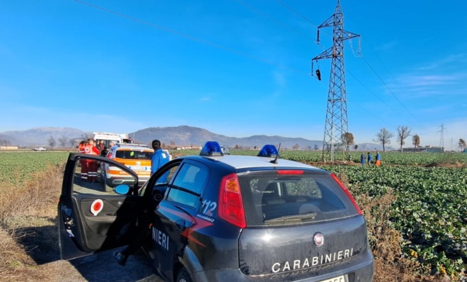 “C’è un uomo impiccato al traliccio!”. Scatta il (falso) allarme in piena campagna