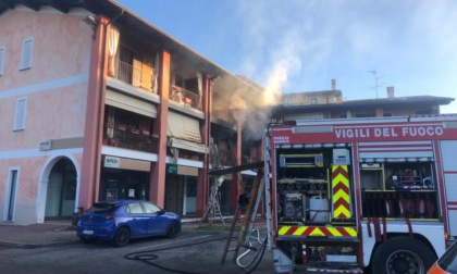 Scoppia l'incendio in un appartamento, sfollate 4 famiglie