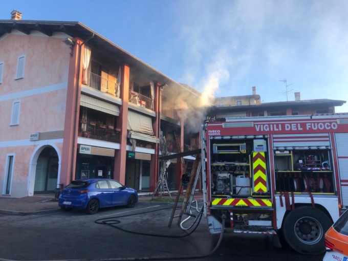 Scoppia l’incendio in un appartamento, sfollate 4 famiglie