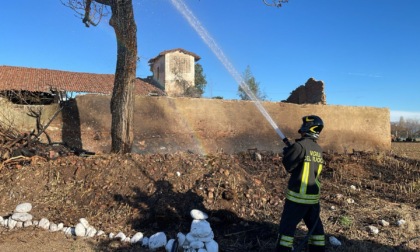 A fuoco legna e sterpaglie in un edificio abbandonato