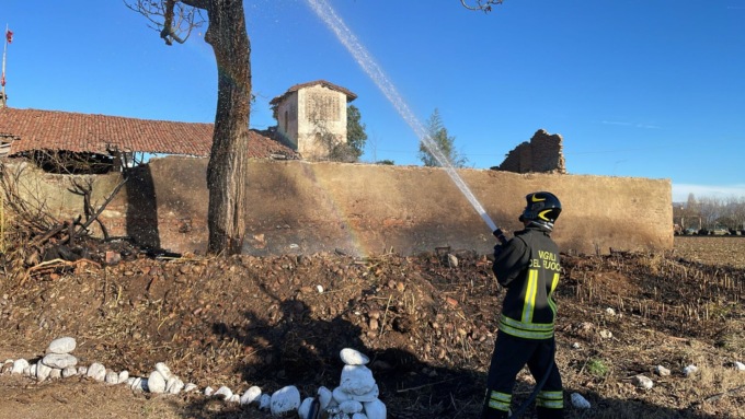 A fuoco legna e sterpaglie in un edificio abbandonato
