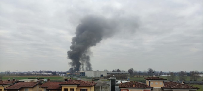 Incendio a Pontevico: a fuoco un capannone