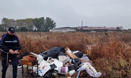 Abbandona rifiuti nei pressi del campo sportivo, nei guai un 40enne di Cologne