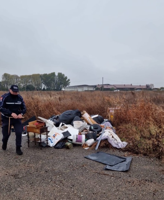 Abbandona rifiuti nei pressi del campo sportivo, nei guai un 40enne di Cologne