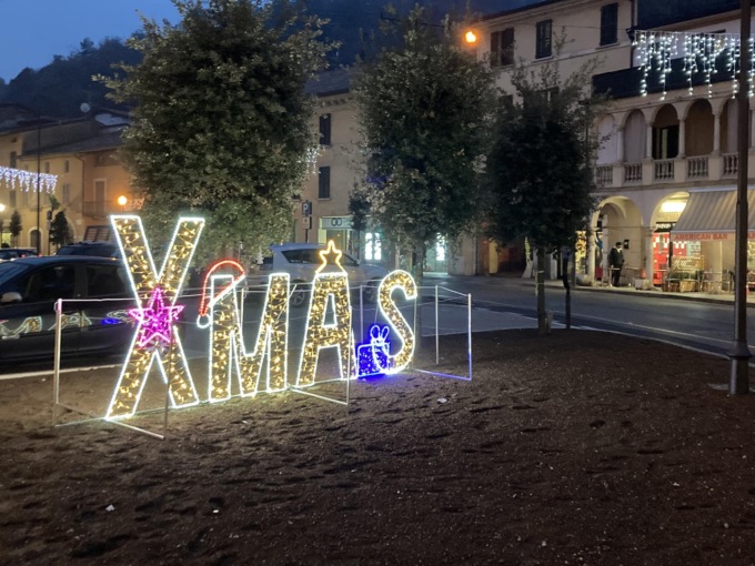 Luminarie con la scritta “Xmas”, scatta la polemica: secondo alcuni richiamerebbe la Decima Mas