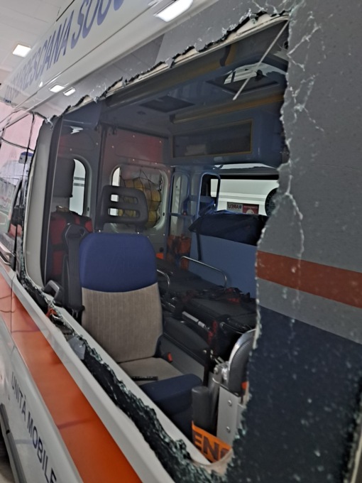 Folle prende a sprangate l’ambulanza arrivata per aiutare un parente