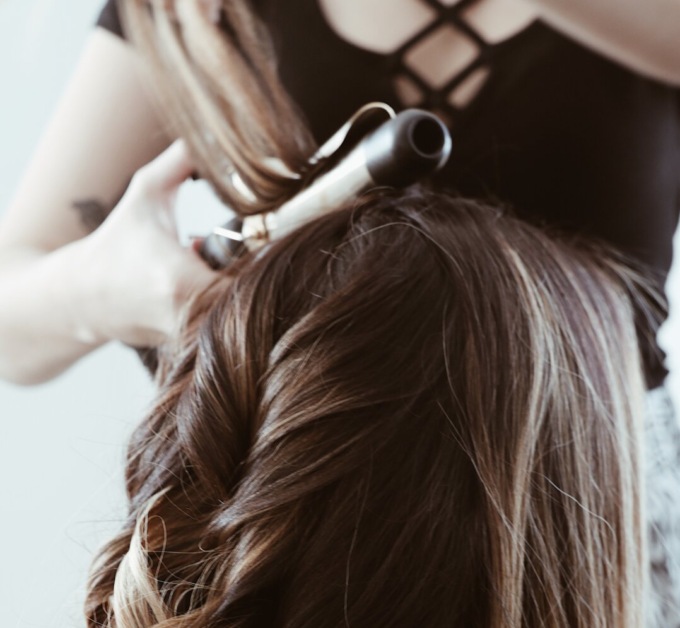 Acconciatori, tatuatori ed estetiste: attiva l’ordinanza unica per gli orari d’apertura