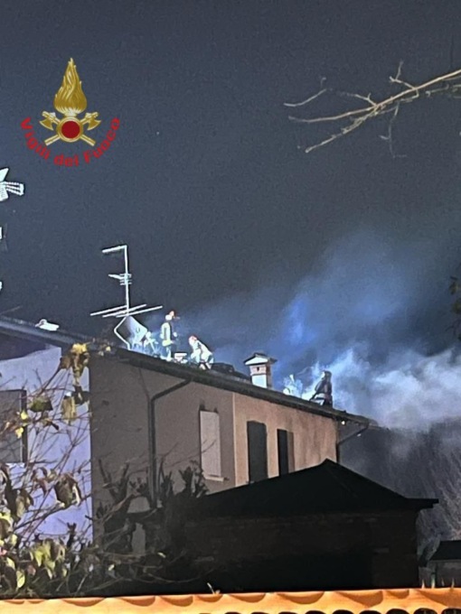 A fuoco il tetto di un’abitazione a Manerbio