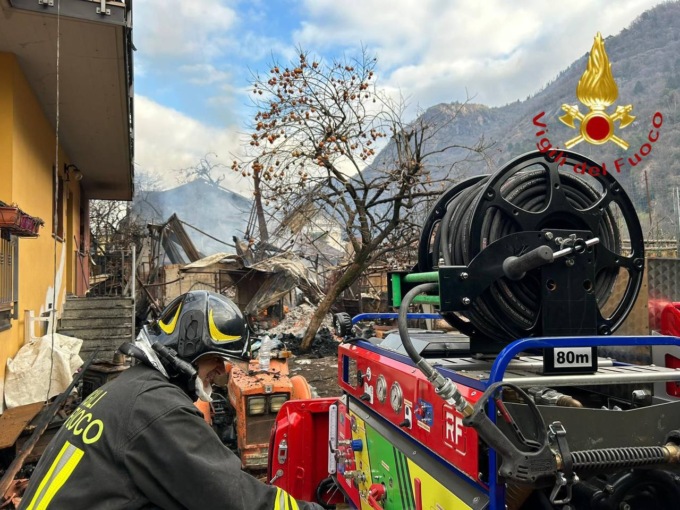 Esine: legnaia a fuoco nella notte