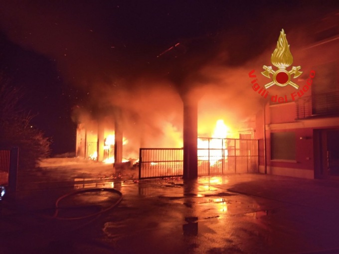 Montichiari: a fuoco una cascina