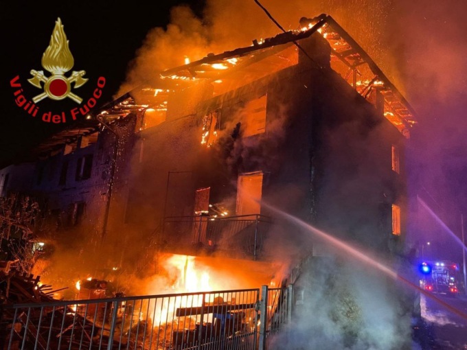 Incendio a Pian Camuno: pompieri al lavoro tutta la notte per domare il rogo