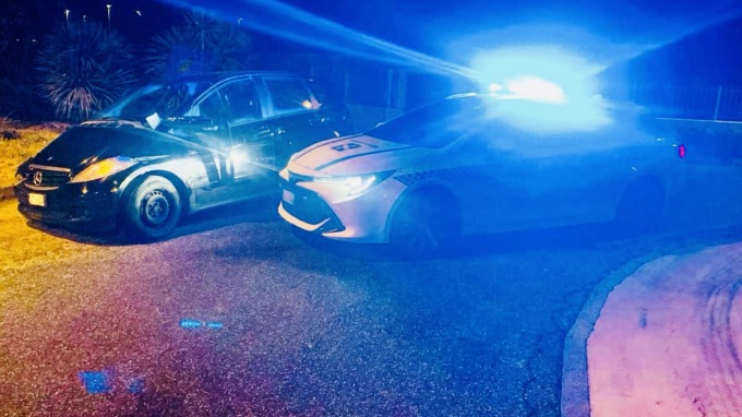 Auto a folle velocità fugge al controllo della Polizia locale