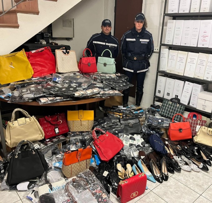 Sequestrati oltre 1.200 articoli di abbigliamento, violazioni per 60mila euro