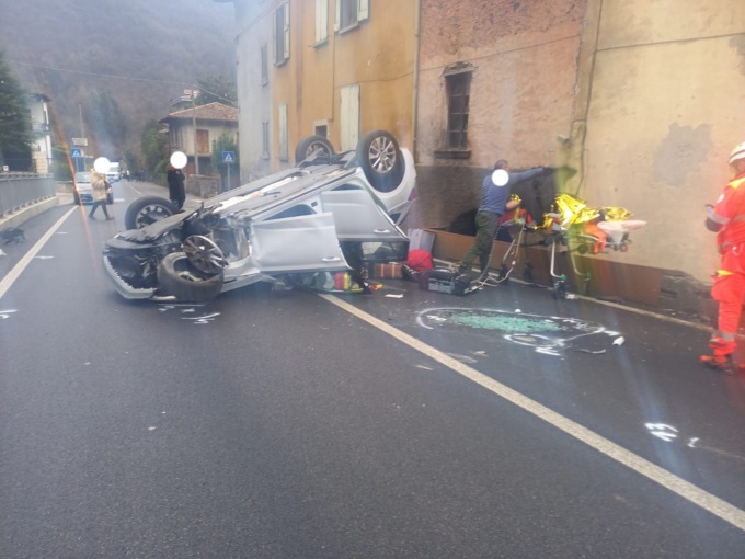 Auto si ribalta, paura a Lavenone