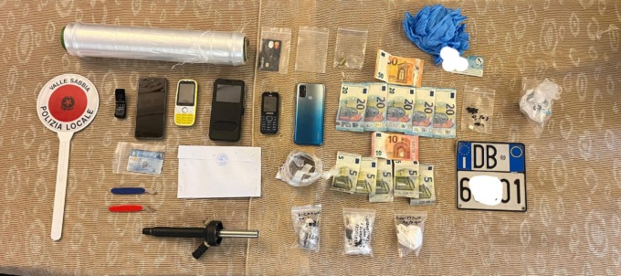 Spaccio di cocaina e guida senza patente: scattano le manette