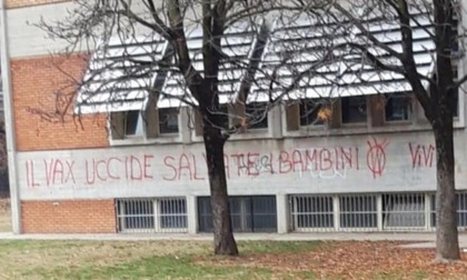 Scritte no vax sui muri della primaria a Urago Mella