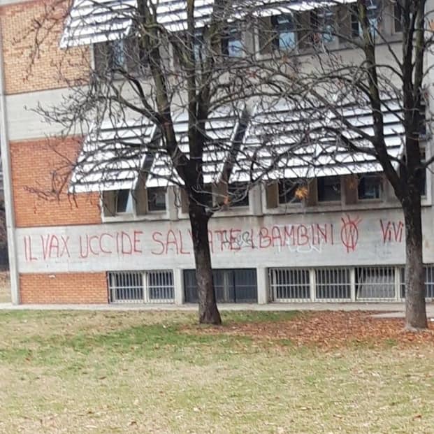 Scritte no vax sui muri della primaria a Urago Mella