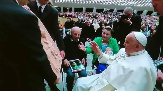 Benedetta dal Papa la formella di Coffani