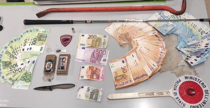 Inseguiti dalla Polizia  gettano droga dal finestrino: scattano le manette per tre persone