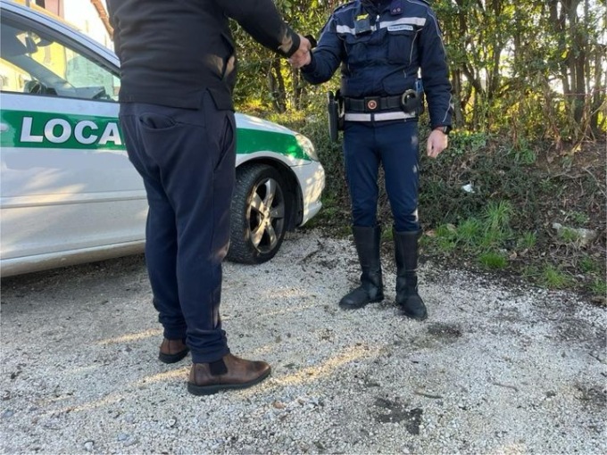 Soldi (parecchi) trovati per strada, li consegna alla Polizia Locale: si cerca il legittimo proprietario