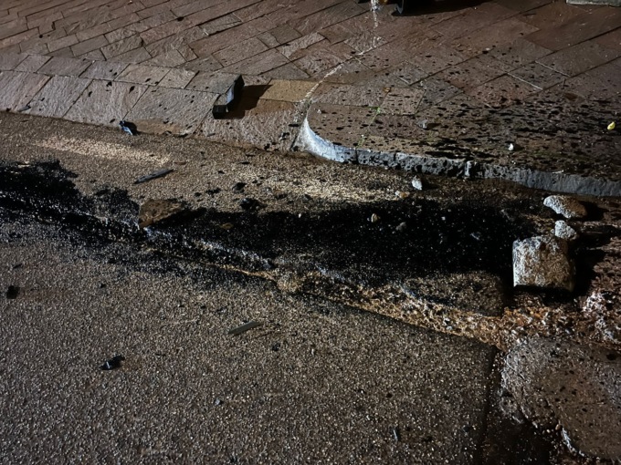 Malore al volante, esce di strada e urta un marciapiede