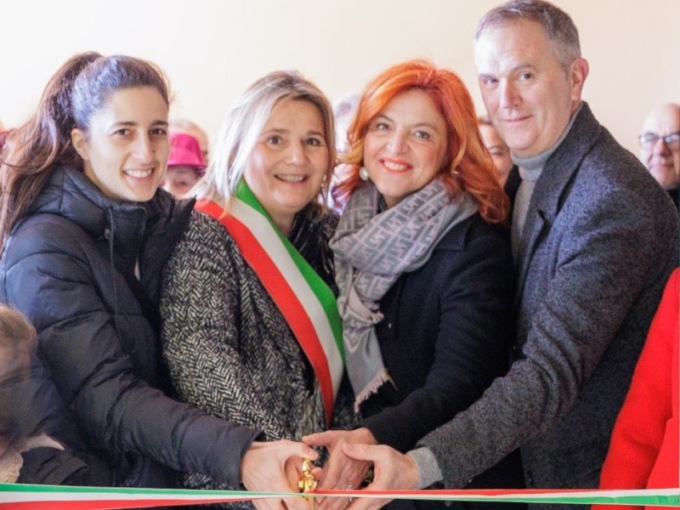 Taglio del nastro per la mostra dedicata ai nonni