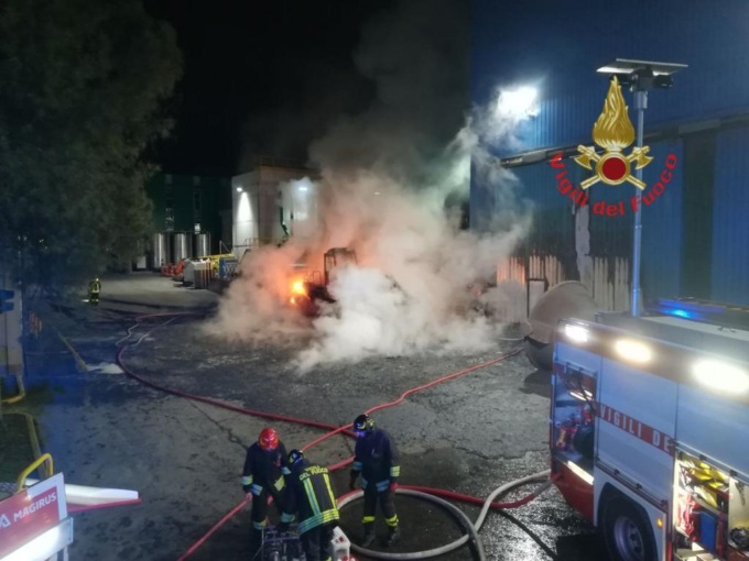 Mezzo in fiamme alla Feralpi: morto un operaio