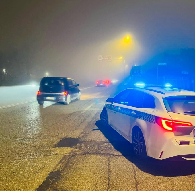 Blocca le auto e chiede soldi, scatta l’arresto