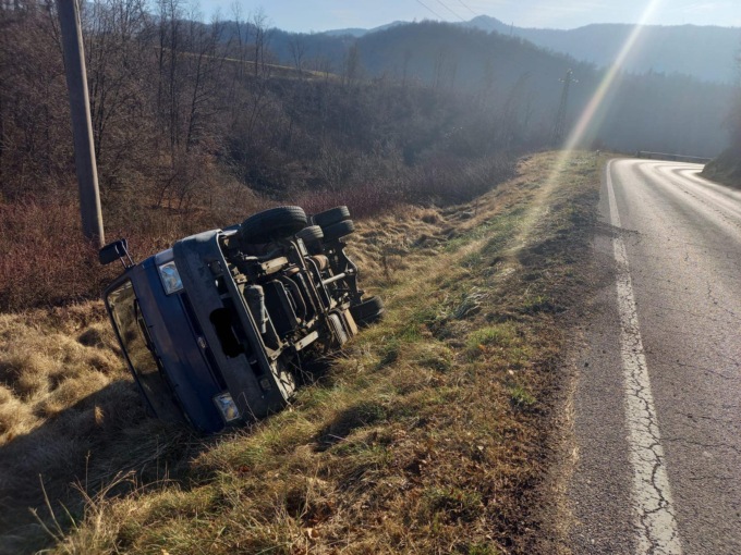Camion esce di strada e si ribalta nella roggia