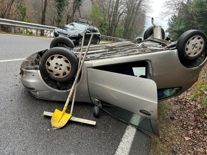 Roé Volciano: auto a ruote all’aria