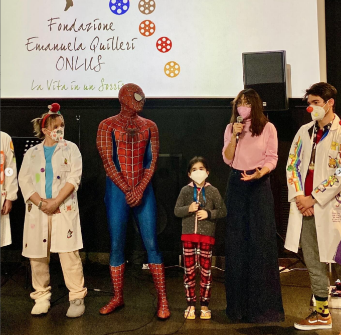 Ambra Angiolini e Spiderman: missione allegria per i piccoli pazienti degli Spedali Civili di Brescia