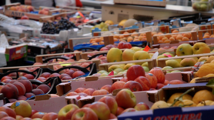 Fruttivendolo di giorno e di sera dormitorio per stranieri: la scoperta